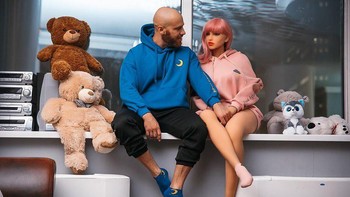 Pernikahan kami akan dilaksanakan 27 Maret. Hore!!! Pada hari itu kami akan menjadi suami istri, tulisnya di keterangan foto. Foto: Instagram/@yurii_tolochko