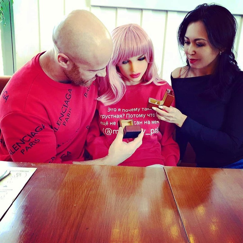 Binaragawan Yuri Tolochko berencana menikahi robot seks bernama Margo. Berikut ini potret kehidupan romantis mereka yang kontroversial.