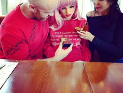 Kisah Cinta Binaragawan dengan Robot Seks, Bakal Segera Menikah