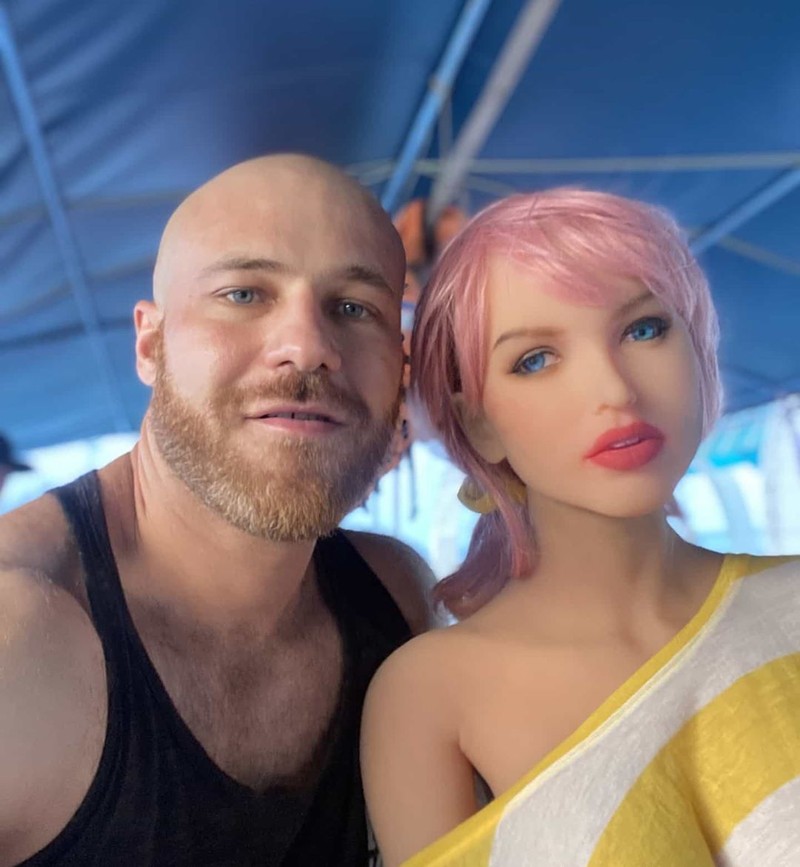 Binaragawan Yuri Tolochko berencana menikahi robot seks bernama Margo. Berikut ini potret kehidupan romantis mereka yang kontroversial.