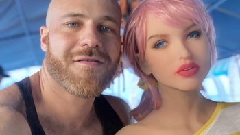 Ia mengaku jatuh hati dengan robot setelah menyelamatkan Margo dari pria yang menyerangnya. Foto: Instagram/@margo_party