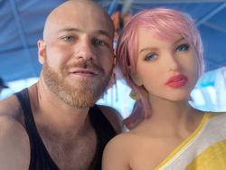 Kisah Cinta Binaragawan dengan Robot Seks, Bakal Segera Menikah