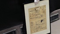 Sampul komik Tintin yang menggambarkan sedang menyindir Hitler juga laku terjual Rp 5,6 miliar.  Foto: AP/Thibault Camus