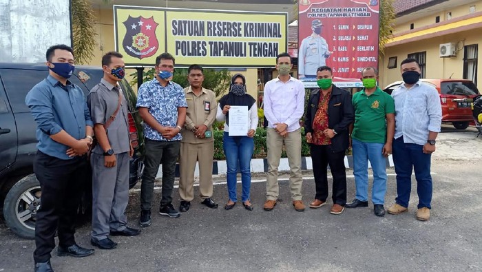 Korban bersama pengacara.