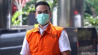 Rezky diperiksa KPK terkait kasus korupsi yang menjerat dirinya dan mertuanya, Nurhadi.