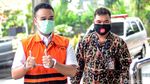 Diperiksa KPK, Menantu Nurhadi Salam Jempol