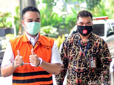 Diperiksa KPK, Menantu Nurhadi Salam Jempol