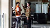 KPK menetapkan Nurhadi bersama menantunya, Rezky Herbiyono (RHE) dan Hiendro Soenjoto, menjadi tersangka kasus suap dan gratifikasi senilai Rp 46 miliar terkait pengurusan sejumlah perkara di MA.