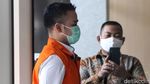 Diperiksa KPK, Menantu Nurhadi Salam Jempol