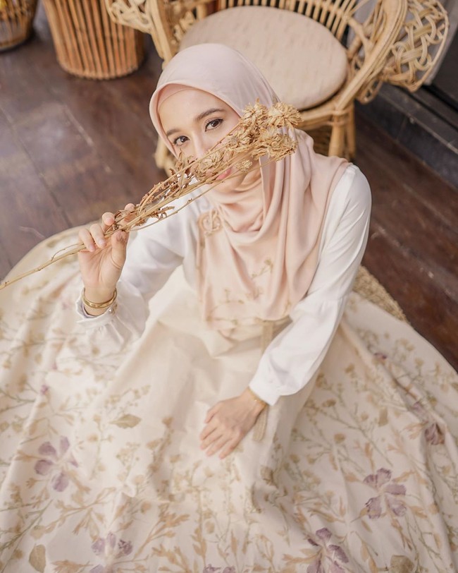 Laudya Cynthia Bella tak lagi aktif sebagai artis semenjak menikah dengan Engku Emran. Namun beberapa kali, wanita yang dikenal sebagai pesinetron tersebut mengunggah vlog hingga meluncurkan koleksi fashion. Baru-baru ini, Bella pun merilis rangkaian busana terbarunya. Hal ini juga menjadi perhatian karena dilakukan di tengah kabar keretakan rumah tangga dengan Engku Emran.Foto: Instagram @laudyacynthiabella