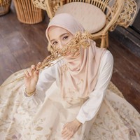 Laudya Cynthia Bella tak lagi aktif sebagai artis semenjak menikah dengan Engku Emran. Namun beberapa kali, wanita yang dikenal sebagai pesinetron tersebut mengunggah vlog hingga meluncurkan koleksi fashion. Baru-baru ini, Bella pun merilis rangkaian busana terbarunya. Hal ini juga menjadi perhatian karena dilakukan di tengah kabar keretakan rumah tangga dengan Engku Emran.Foto: Instagram @laudyacynthiabella