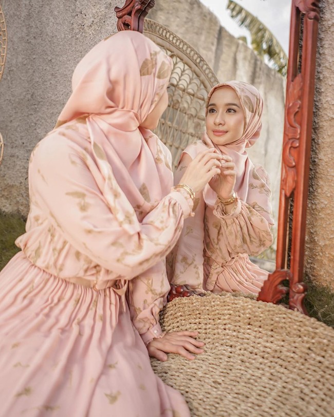 Perilisan koleksi busana terbaru dari brand hijab Laudya Cynthia Bella ditandai dengan sejumlah foto diunggah di Instagram. Wanita 32 tahun tersebut tampak mempromosikan brand L by Laudya Cynthia Bella di beberapa postingan terbarunya. Dalam foto-foto tersebut, ia menggunakan beberapa busana di koleksi Murni Series.Foto: Instagram @laudyacynthiabella