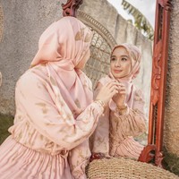 Perilisan koleksi busana terbaru dari brand hijab Laudya Cynthia Bella ditandai dengan sejumlah foto diunggah di Instagram. Wanita 32 tahun tersebut tampak mempromosikan brand L by Laudya Cynthia Bella di beberapa postingan terbarunya. Dalam foto-foto tersebut, ia menggunakan beberapa busana di koleksi Murni Series.Foto: Instagram @laudyacynthiabella