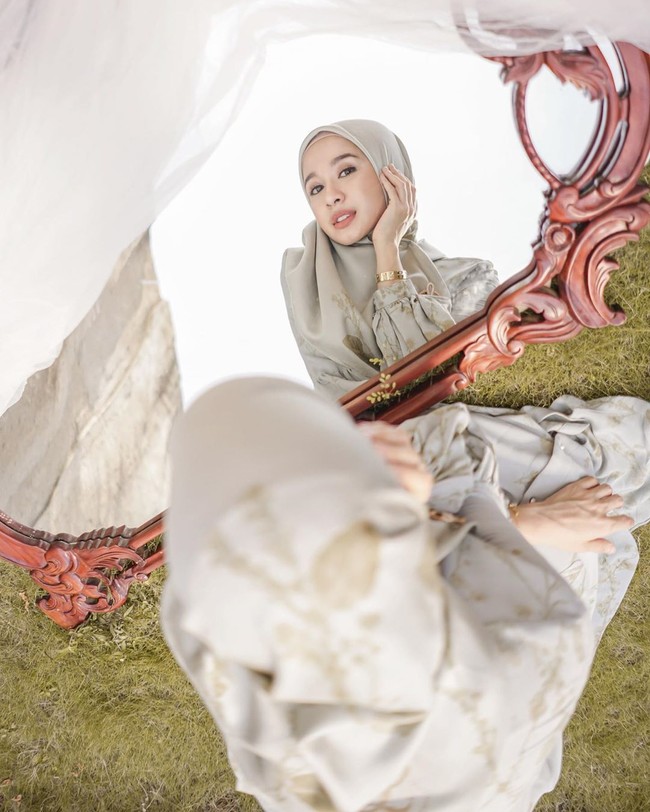 Laudya Cynthia Bella tampak berpose manis dengan dress panjang dengan warna dan motif yang manis. Pada pemotretannya kali ini, Bella terlihat menggunakan konsep foto yang sedang tren di Instagram dengan properti bunga hingga cermin. Terlihat menawan, rangkaian postingan itu mendapat banyak perhatian dari netizen hingga sesama artis.Foto: Instagram @laudyacynthiabella