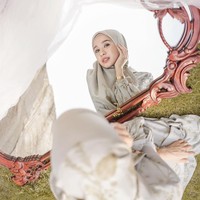 Laudya Cynthia Bella tampak berpose manis dengan dress panjang dengan warna dan motif yang manis. Pada pemotretannya kali ini, Bella terlihat menggunakan konsep foto yang sedang tren di Instagram dengan properti bunga hingga cermin. Terlihat menawan, rangkaian postingan itu mendapat banyak perhatian dari netizen hingga sesama artis.Foto: Instagram @laudyacynthiabella