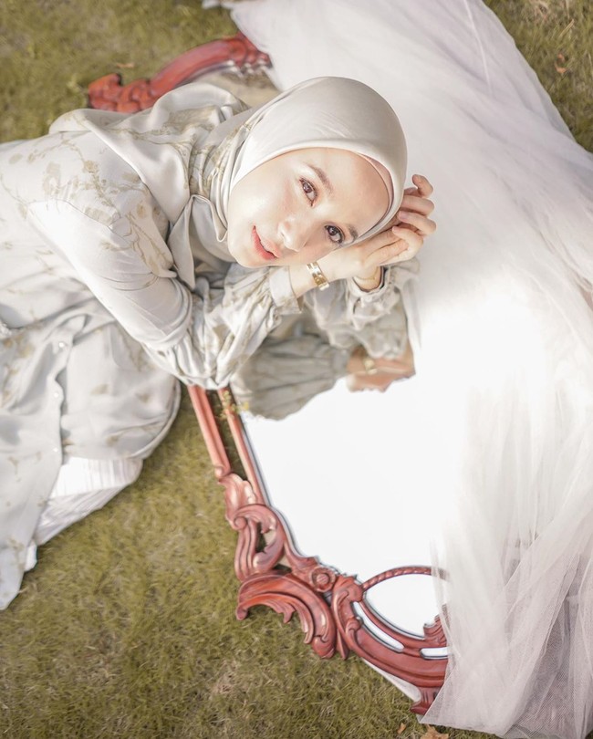 Selain karena meluncurkan koleksi busana terbaru, belakangan Bella pun tengah jadi perbincangan karena isu keretakan rumah tangga. Sejumlah media memberitakan bahwa hubungan Bella dan Engku Emran sedang tidak harmonis. Terlebih beberapa waktu lalu Engku Emran kedapatan unfollow Instagram Bella. Foto: Instagram @laudyacynthiabella