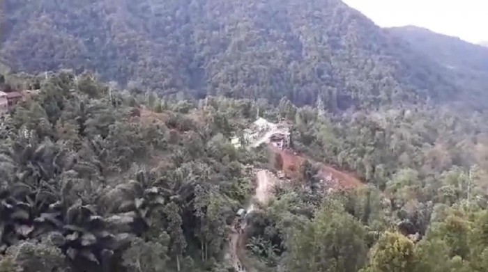 Longsor terjadi di Palopo, Sulsel. Jalur menuju Toraja terputus. Lima rumah warga ikut terseret longsoran tanah (Screenshot video viral)