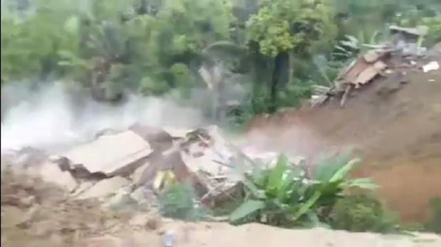 Longsor terjadi di Palopo, Sulsel. Jalur menuju Toraja terputus. Lima rumah warga ikut terseret longsoran tanah (Screenshot video viral)