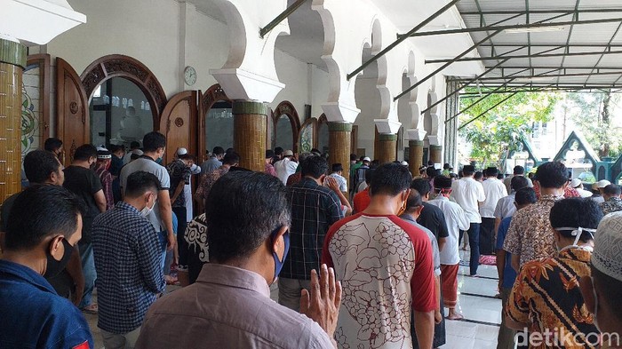 Jemaah Salat Jumat Membludak Masjid Di Surabaya Tetap Digelar Satu Gelombang