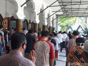 Jemaah Salat Jumat Membludak, Masjid di Surabaya Tetap Digelar Satu Gelombang