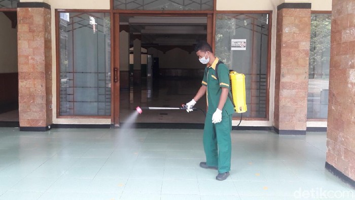 Masjid Sunda Kelapa Jakpus disemprot disinfektas usai salat Jumat