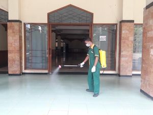 Usai Gelar Salat Jumat, Masjid Sunda Kelapa Jakpus Disemprot Disinfektan