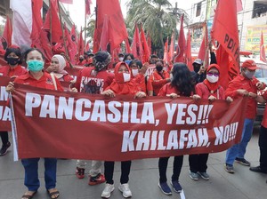 Massa PDIP Jakut Bentangkan Spanduk Pancasila Yes, Khilafah No