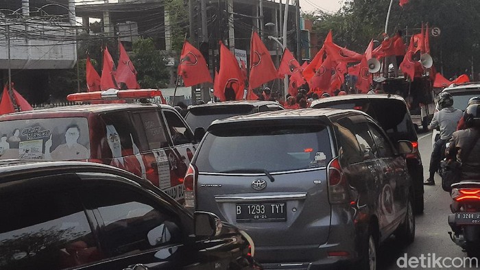 Massa DPC PDIP Jakut membubarkan diri (Yogi Ernes/detikcom)