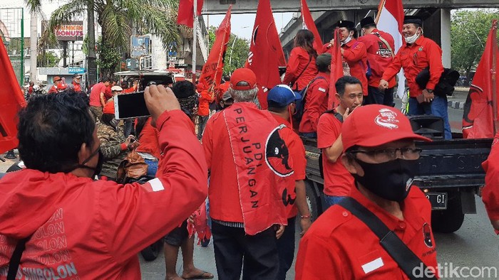 Massa DPC PDIP Jakut yang akan longmarch mulai padati titik kumpul