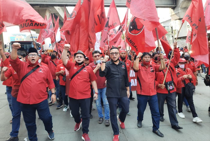 Massa Longmarch menuju Polres Jakut