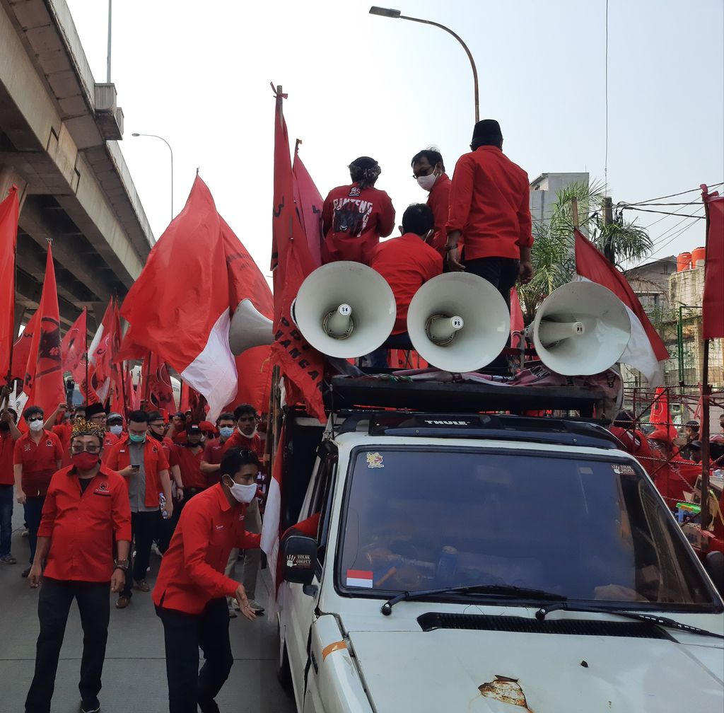 Massa Longmarch menuju Polres Jakut