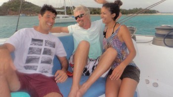 Bersama triliuner Inggris, Richard Branson, kala mereka berwisata ke Pulau Necker. Tahun 2010, Perkins diundang ke San Francisco oleh investor Bill Tai untuk mempresentasikan idenya tentang Canva. Bill puas dan menghubungkannya dengan beberapa orang penting. Foto: istimewa