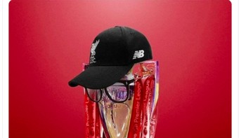 Trofi Liga Inggris dengan topi dan kacamatan Jurgen Klopp, pelatih Liverpool. Foto: Twitter