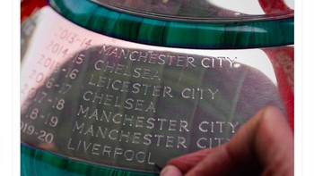 Nama Liverpool dituliskan di piala sebagai tanda juara. Foto: Twitter