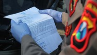 Dalam pelaksanaan pengamanan PSBB, aparat gabungan melakukan penyekatan di sejumlah titik pos pemeriksaan (check point) dengan memeriksa dokumen kependudukan milik warga yang akan masuk di kawasan PSBB Surabaya Raya.