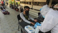 Sementara di Surabaya, persebaran COVID-19 mendekati 5.000 kasus, tepatnya 4.962 kasus per Rabu (24/6/2020).  
