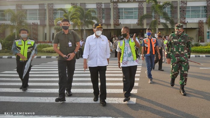Menhub Tinjau Protokol Kesehatan di Simpul Transportasi Yogya dan Solo Menhub Budi Karya Sumadi melakukan kunjungan kerja ke Yogyakarta dan Solo untuk memastikan penerapan protokol kesehatan di sejumlah simpul transportasi.