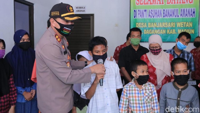 Berbagai cara dilakukan untuk sosialisasi penerapan new normal. Bahkan, Polres Madiun mengunjungi Sekolah Luar Biasa (SLB) Bananul Amanah dan memberikan motivasi.