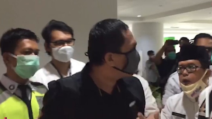 Orang tua siswa calon pelajar DKI Jakarta, Hotmar Sinaga mengamuk ke Kepala Dinas Pendidikan DKI Jakarta, Nahdiana. Hotmar mengaku sistem zonasi yang menggunakan jarak tidak berlaku di lapangan.