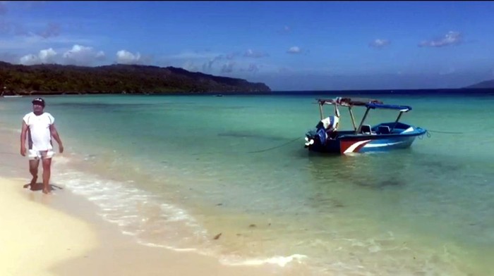 Wisatawan berkunjung ke Pantai Nirwana