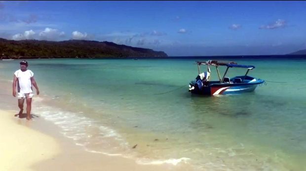 Wisatawan berkunjung ke Pantai Nirwana