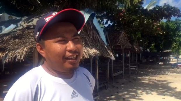 Wisatawan berkunjung ke Pantai Nirwana