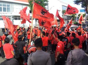Datangi Polrestabes, PDIP Surabaya Resmi Laporkan Pembakar Bendera Partai