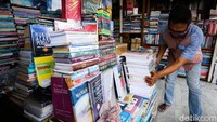 Kwitang diketahui tersohor sebagai salah satu sentra penjualan buku di ibu kota. Namun, menjamurnya toko buku online dan buku-buku elektronik turut mempengaruhi penjualan buku para pedagang di sana.