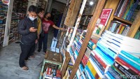 Pandemi COVID-19 yang membuat kegiatan belajar-mengajar siswa sekolah dan mahiswa lebih banyak dihabiskan di rumah turut membuat penjualan buku di kawasan itu kian sulit.