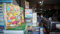 Tak sedikit pula pedagang yang turut menggunakan media sosial untuk memasarkan buku-buku yang dijajakan agar tetap dapat bertahan di masa pandemi.