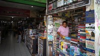 Sejumlah pedagang menjajakan beragam buku di kiosnya yang berada di kawasan Kwitang, Jakarta, Jumat (26/6/2020).
