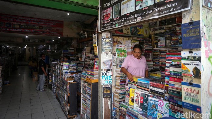 Geliat aktivitas di kios buku kawasan Kwitang tampak sepi. Pandemi COVID-19 membuat penjualan buku di kios itu makin sulit bagi para pedagang di sana.