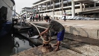Sebuah kapal bersiap berlayar menuju Pulau Seribu.