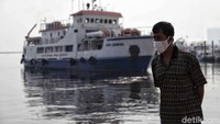 Kini kapal penyeberangan kembali wari-wiri dari Pelabuhan Kali Adem ke Pulau Seribu.